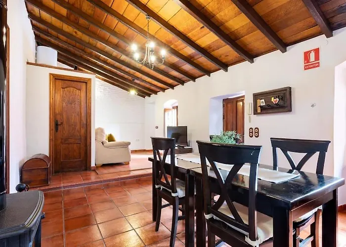 Rural House With Traditional Architecture S. Xix בית נופש *